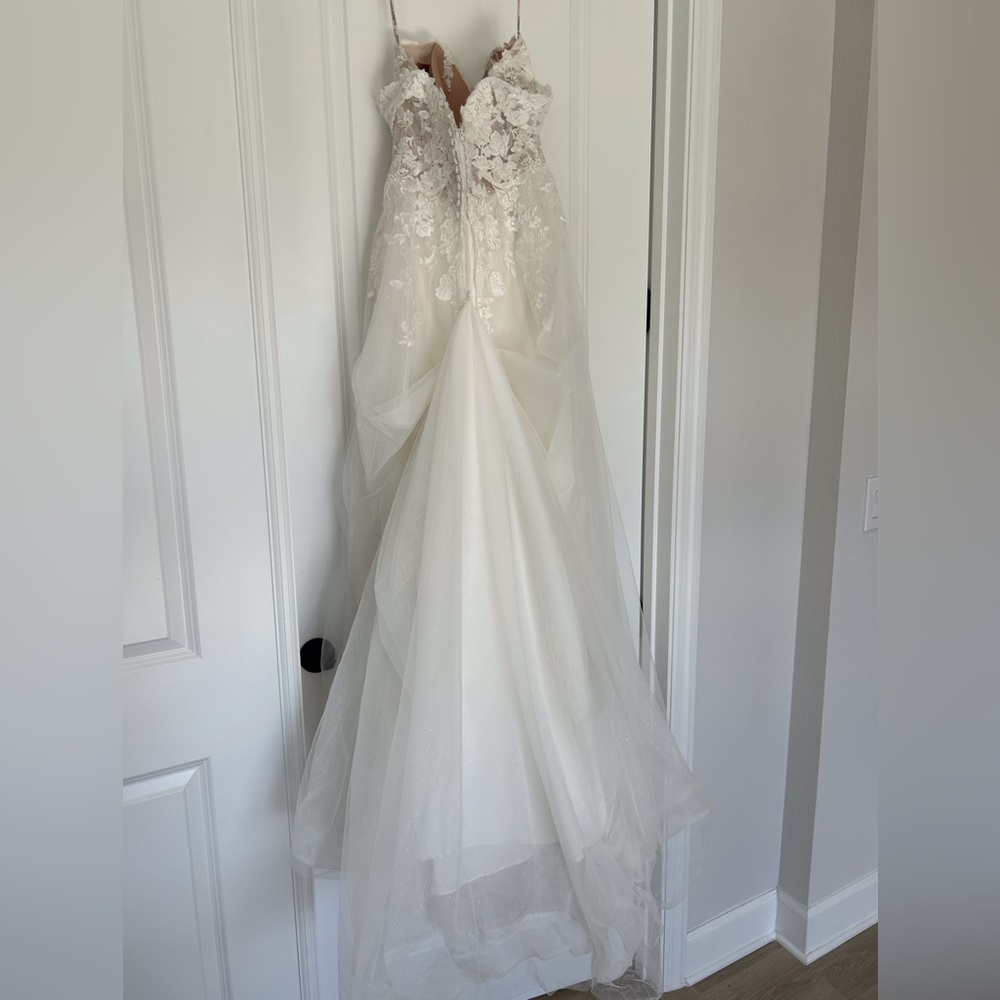 Maggie Sottero Stevie  Size:8 Ivory 2022 wedding dress - Picture 8 of 15